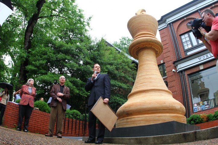 Самая гигантская шахматная фигура.