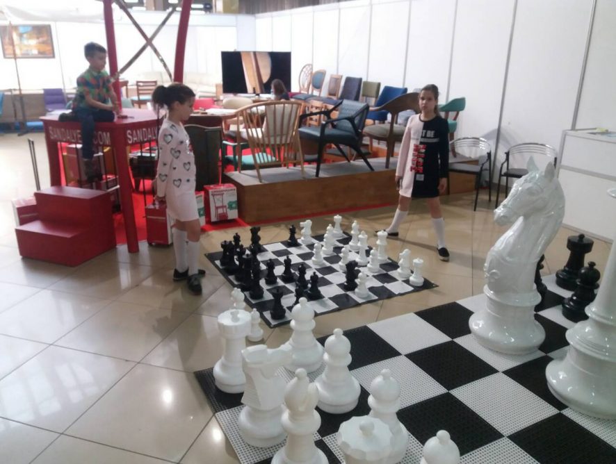 Большие и гигантские шахматы на выставке